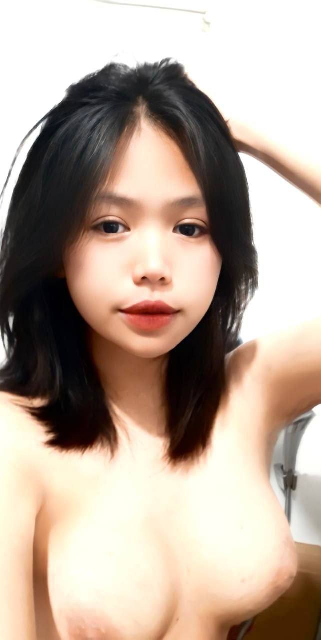 Cô gái tuổi teen gợi cảm khoe cơ thể săn chắc của mình với bạn trai và anh ta xuất tinh vào âm hộ của cô
